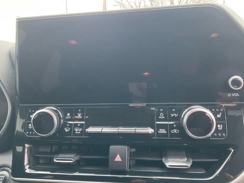 Used 2023 Toyota Highlander Platinum image 18