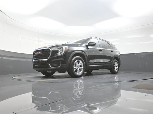 Used 2024 GMC Terrain SLE w/ Driver Convenience Package image 11