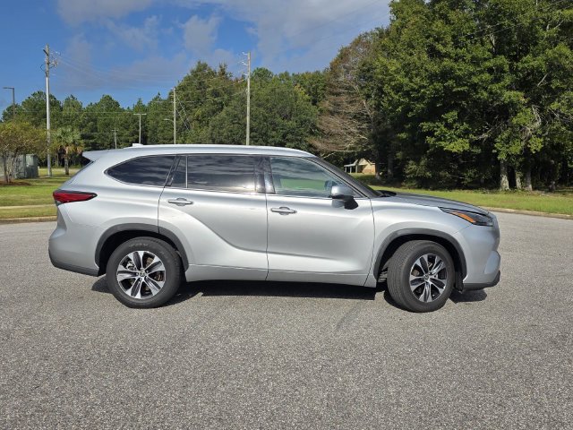 Used 2022 Toyota Highlander XLE FWD image 39