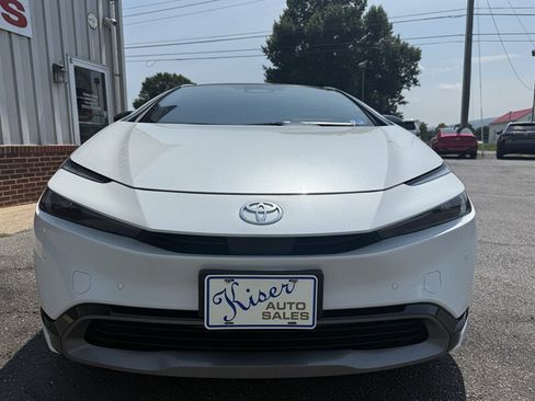 Used 2024 Toyota Prius XLE FWD image 4