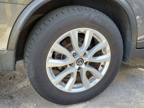 Used 2017 Nissan Rogue SV image 4