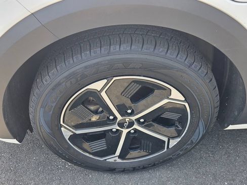 Used 2023 Kia Niro EX w/ EX Cold Weather Package FWD image 11