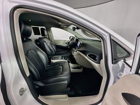 Used 2024 Chrysler Pacifica Touring-L FWD image 31