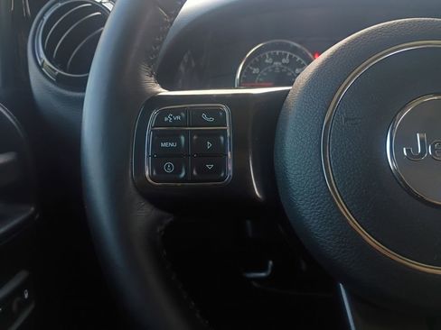 Used 2017 Jeep Wrangler Unlimited Rubicon image 11