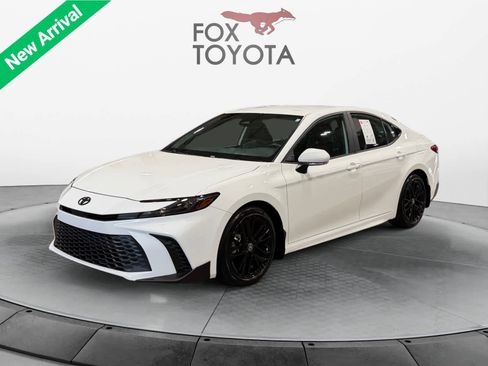 Used 2025 Toyota Camry SE FWD image 1