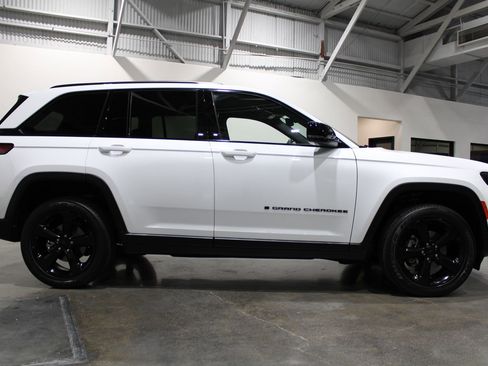 Used 2022 Jeep Grand Cherokee Altitude image 9