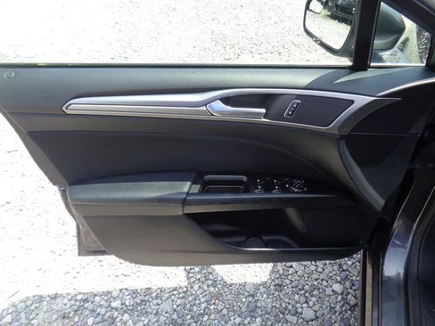 Used 2017 Ford Fusion SE FWD image 17