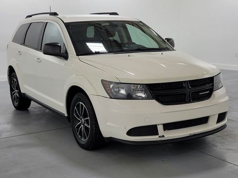 Used 2018 Dodge Journey SE w/ Connectivity Group FWD image 2
