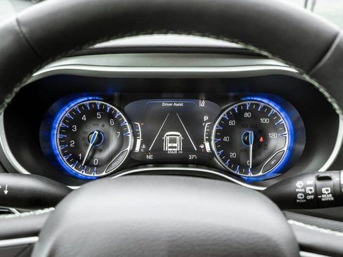 Used 2023 Chrysler Pacifica Touring-L image 14