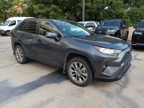 Used 2021 Toyota RAV4 XLE Premium image 5