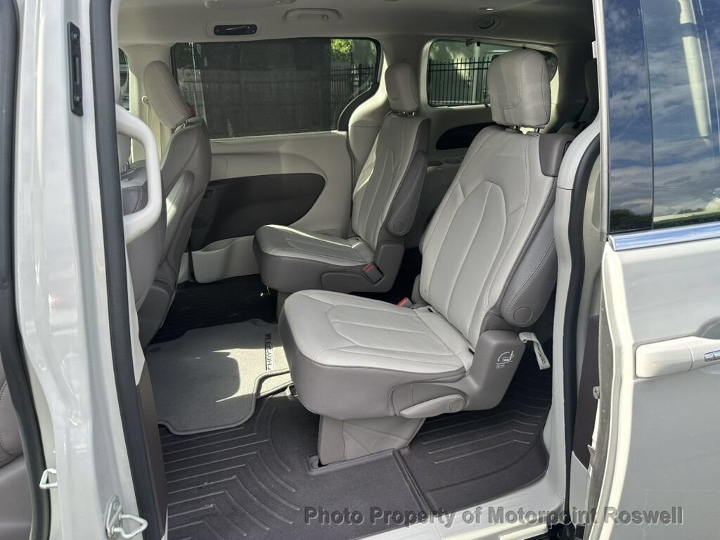 Used 2017 Chrysler Pacifica Touring-L FWD image 13