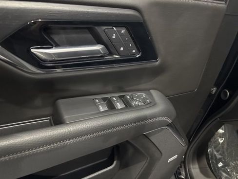 Used 2025 GMC Yukon Denali w/ Denali Reserve Package image 16