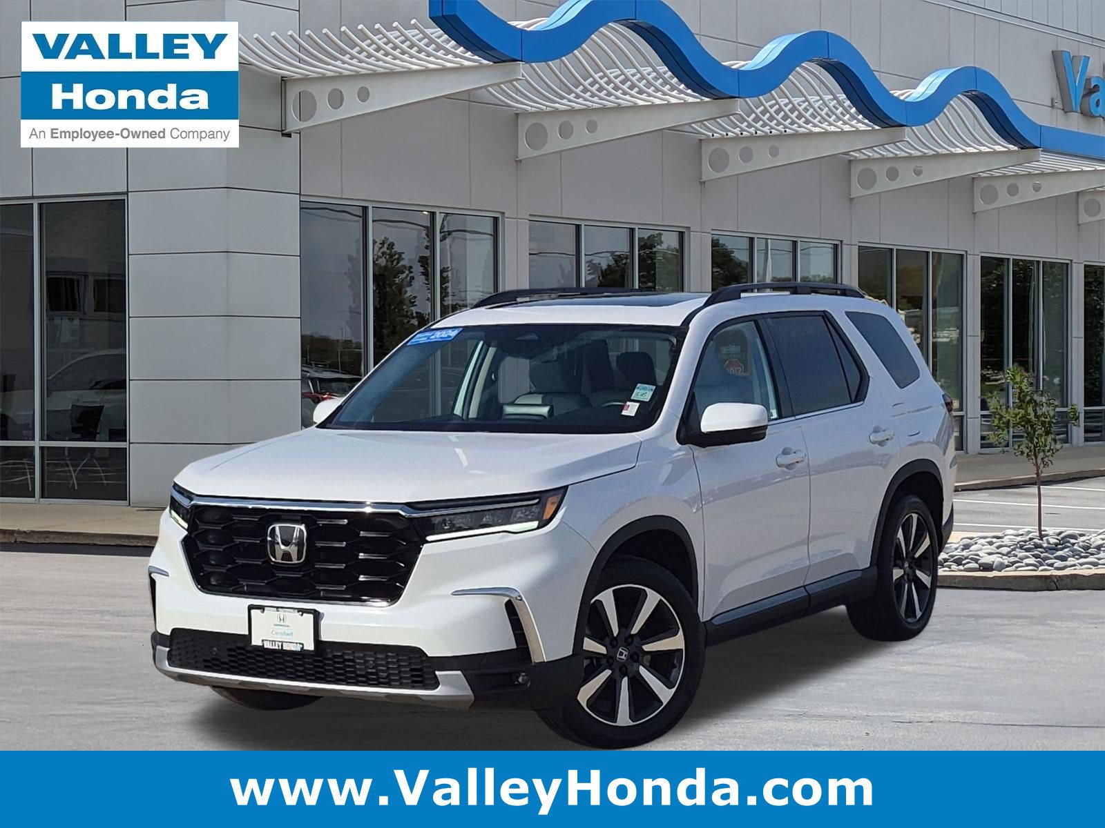 Used 2024 Honda Pilot Touring image 1