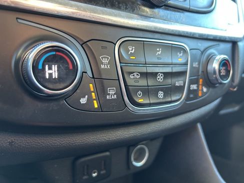 Used 2020 Chevrolet Traverse LT image 34