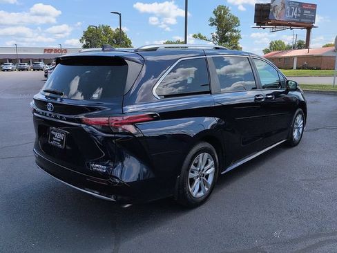 Certified 2023 Toyota Sienna Limited FWD image 7