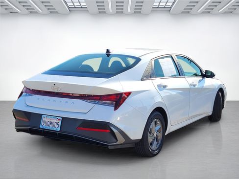 Certified 2025 Hyundai Elantra SE image 11