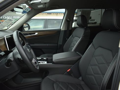 Used 2025 Volkswagen Atlas SE AWD/4WD image 16