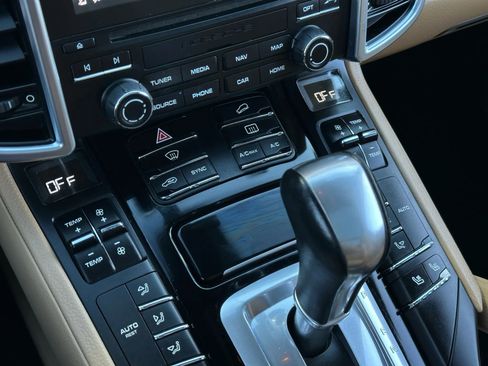 Used 2018 Porsche Cayenne Platinum Edition image 38