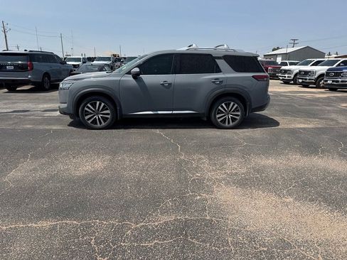 Used 2022 Nissan Pathfinder Platinum w/ Cargo Package FWD image 6