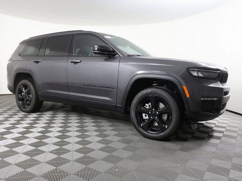 Used 2025 Jeep Grand Cherokee L Limited w/ Black Appearance Package image 3