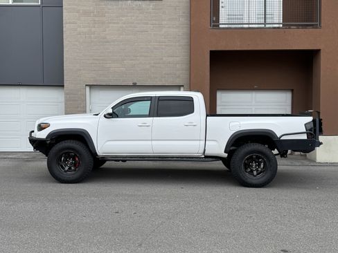 Used 2018 Toyota Tacoma TRD Off-Road w/ Technology Package image 2