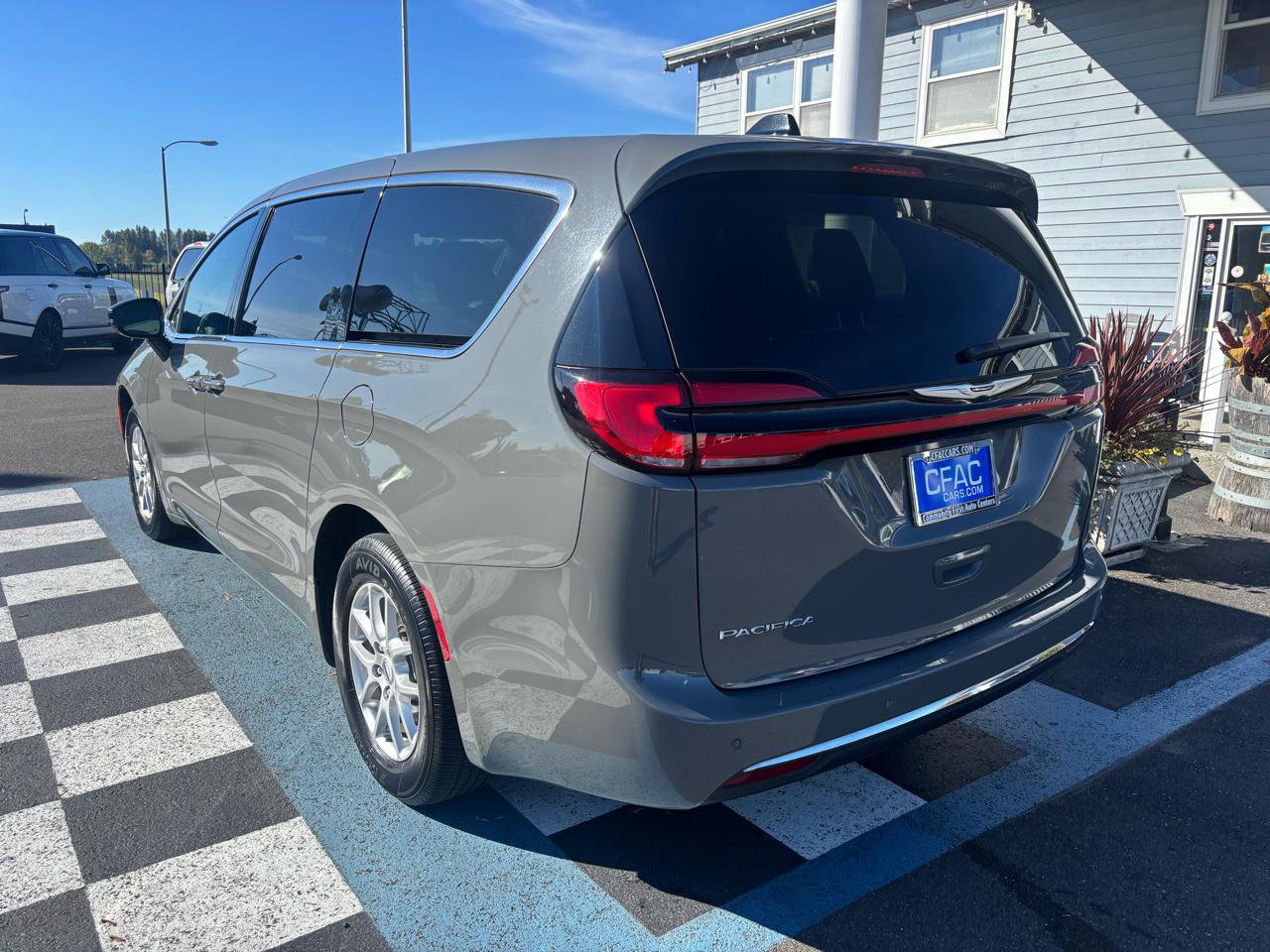 Used 2025 Chrysler Pacifica Select FWD image 3