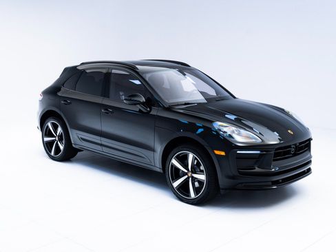 Certified 2025 Porsche Macan image 7