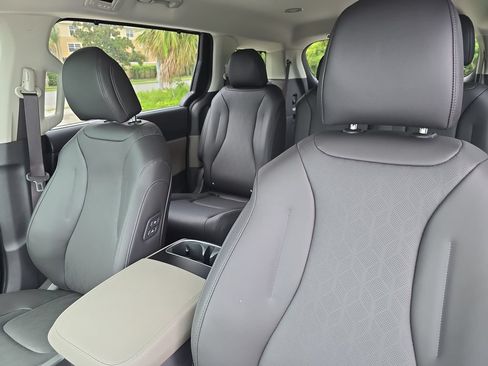 New 2026 Kia Carnival EX FWD image 22