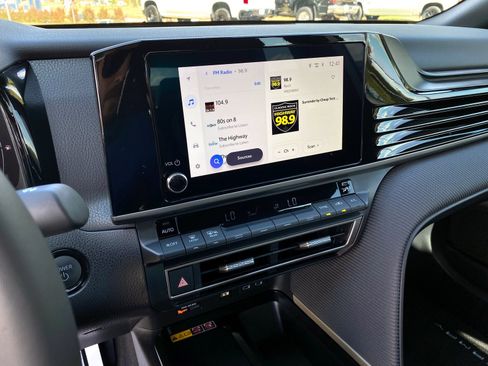 Used 2025 Toyota Camry SE image 14