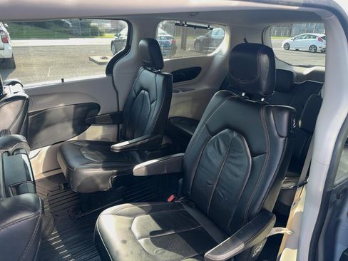 Used 2018 Chrysler Pacifica Touring-L Plus FWD image 12
