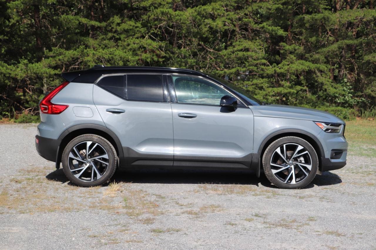Used 2022 Volvo XC40 T5 R-Design w/ Advanced Package AWD/4WD image 2
