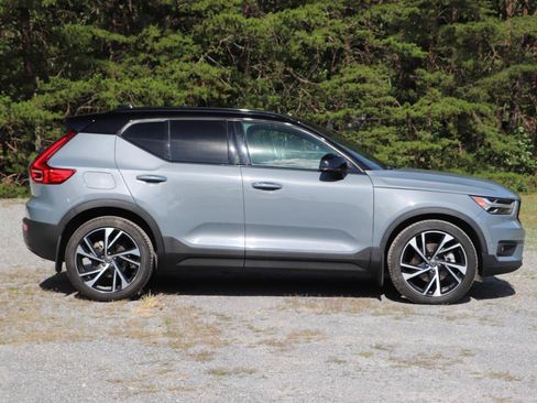 Used 2022 Volvo XC40 T5 R-Design w/ Advanced Package AWD/4WD image 2