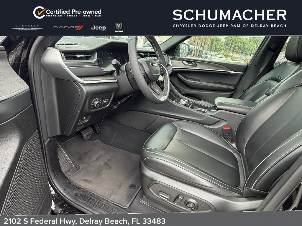 Used 2025 Jeep Grand Cherokee Limited w/ Black Appearance Package AWD/4WD image 11