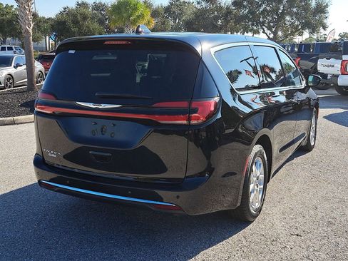 Used 2024 Chrysler Pacifica Touring-L image 3