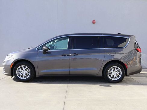 Used 2023 Chrysler Pacifica Touring-L FWD image 2
