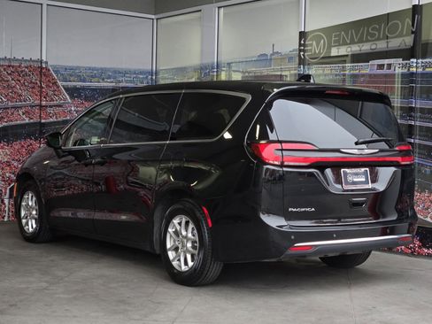 Used 2024 Chrysler Pacifica Touring-L image 6