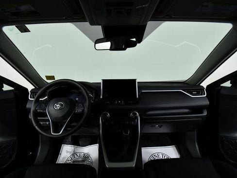 Used 2023 Toyota RAV4 XLE Premium image 18