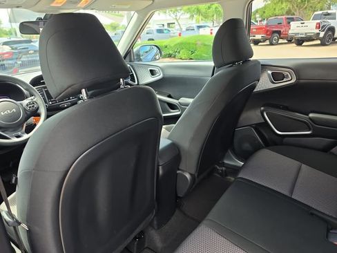 Used 2025 Kia Soul LX w/ LX Technology Package FWD image 10