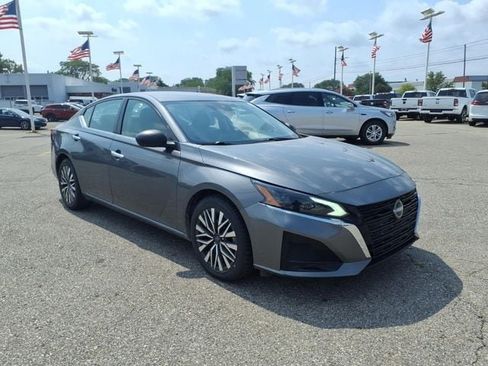 Used 2024 Nissan Altima 2.5 SV FWD image 3