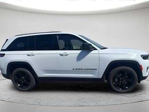 Used 2023 Jeep Grand Cherokee Limited w/ Black Appearance Package AWD/4WD image 5