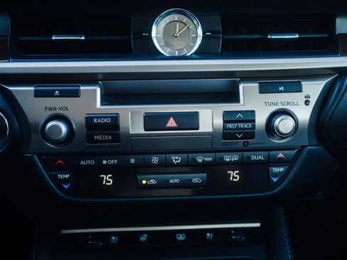 Used 2017 Lexus ES 300h w/ Luxury Package image 23