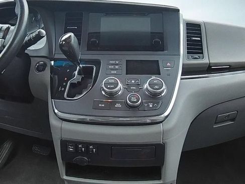 Used 2017 Toyota Sienna XLE FWD image 19