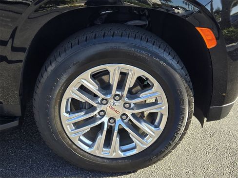 Used 2024 GMC Yukon SLT w/ SLT Luxury Package image 22