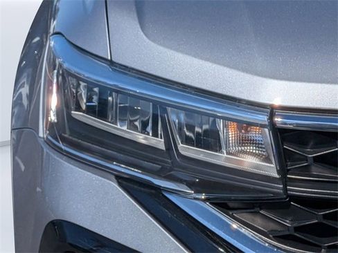 Certified 2024 Volkswagen Taos SE image 7