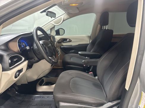 Used 2020 Chrysler Voyager L image 13