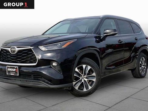 Used 2022 Toyota Highlander XLE AWD/4WD image 1