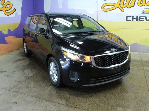 Used 2018 Kia Sedona L image 2