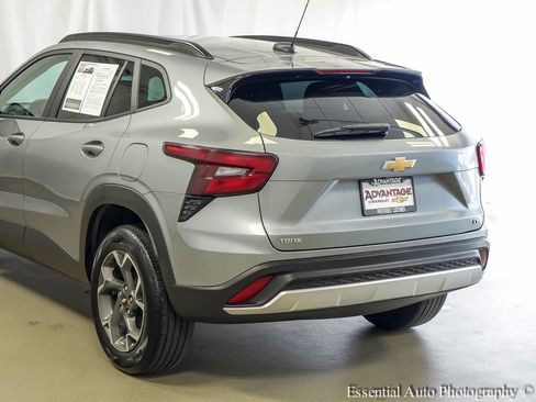 Used 2024 Chevrolet Trax LT w/ LT Convenience Package FWD image 7