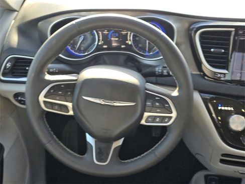 Used 2024 Chrysler Pacifica Touring-L image 13
