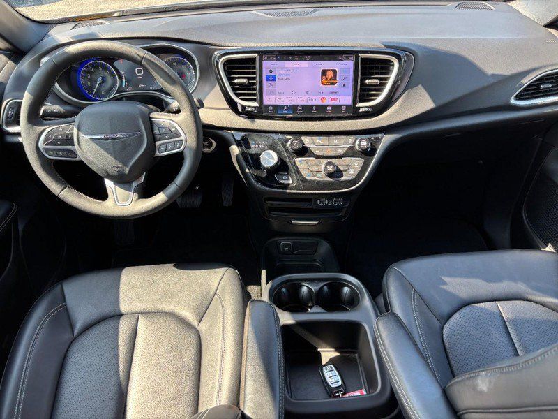 Used 2025 Chrysler Pacifica Select FWD image 16